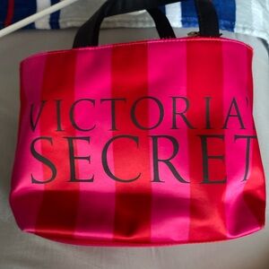Victoria makeup bag set